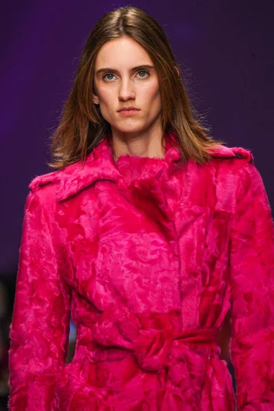 MİLAN, İTALYA - 24 Şubat 2022 'de Milano Moda Haftası / Kış 2023' te İtalya 'nın Milano kentinde düzenlenen Genny defilesinde bir model podyumda yürüyor..