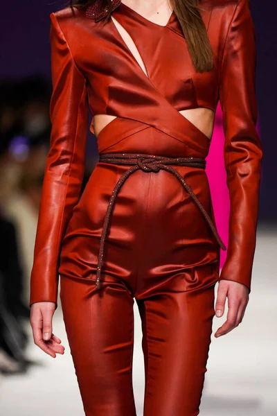 MİLAN, İTALYA - 24 Şubat 2022 'de Milano Moda Haftası / Kış 2023' te İtalya 'nın Milano kentinde düzenlenen Genny defilesinde bir model podyumda yürüyor..