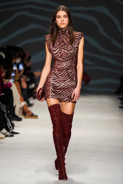 MİLAN, İTALYA - 24 Şubat 2022 'de Milano Moda Haftası / Kış 2023' te İtalya 'nın Milano kentinde düzenlenen Genny defilesinde bir model podyumda yürüyor..