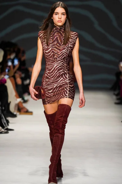 MİLAN, İTALYA - 24 Şubat 2022 'de Milano Moda Haftası / Kış 2023' te İtalya 'nın Milano kentinde düzenlenen Genny defilesinde bir model podyumda yürüyor..