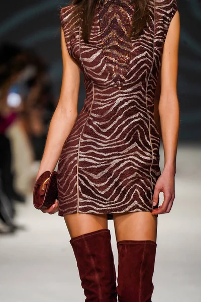 MİLAN, İTALYA - 24 Şubat 2022 'de Milano Moda Haftası / Kış 2023' te İtalya 'nın Milano kentinde düzenlenen Genny defilesinde bir model podyumda yürüyor..