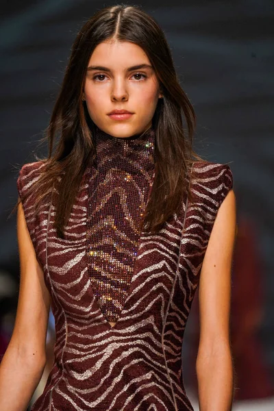 MİLAN, İTALYA - 24 Şubat 2022 'de Milano Moda Haftası / Kış 2023' te İtalya 'nın Milano kentinde düzenlenen Genny defilesinde bir model podyumda yürüyor..