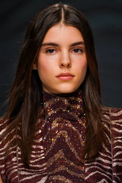 MİLAN, İTALYA - 24 Şubat 2022 'de Milano Moda Haftası / Kış 2023' te İtalya 'nın Milano kentinde düzenlenen Genny defilesinde bir model podyumda yürüyor..