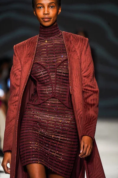 MİLAN, İTALYA - 24 Şubat 2022 'de Milano Moda Haftası / Kış 2023' te İtalya 'nın Milano kentinde düzenlenen Genny defilesinde bir model podyumda yürüyor..