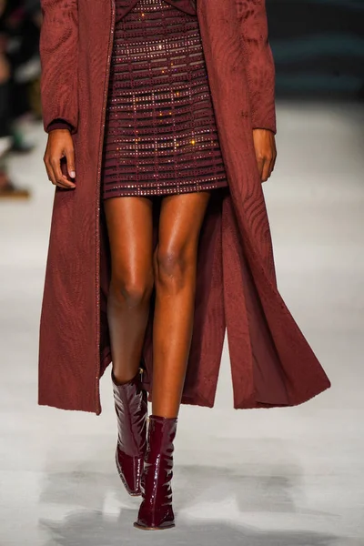 MİLAN, İTALYA - 24 Şubat 2022 'de Milano Moda Haftası / Kış 2023' te İtalya 'nın Milano kentinde düzenlenen Genny defilesinde bir model podyumda yürüyor..