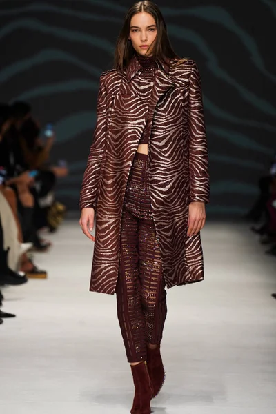 MİLAN, İTALYA - 24 Şubat 2022 'de Milano Moda Haftası / Kış 2023' te İtalya 'nın Milano kentinde düzenlenen Genny defilesinde bir model podyumda yürüyor..