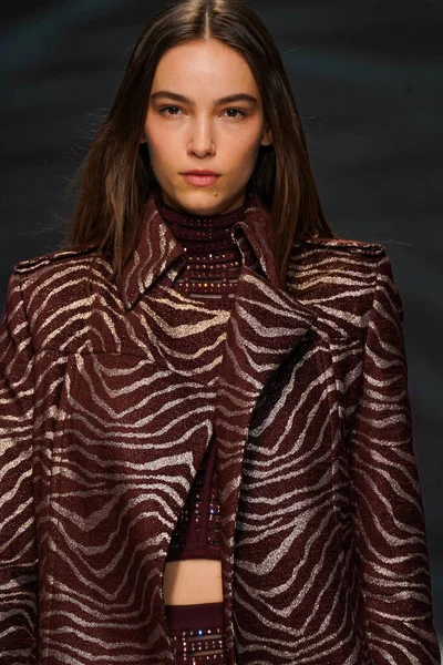 MİLAN, İTALYA - 24 Şubat 2022 'de Milano Moda Haftası / Kış 2023' te İtalya 'nın Milano kentinde düzenlenen Genny defilesinde bir model podyumda yürüyor..