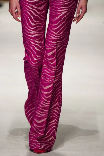 MİLAN, İTALYA - 24 Şubat 2022 'de Milano Moda Haftası / Kış 2023' te İtalya 'nın Milano kentinde düzenlenen Genny defilesinde bir model podyumda yürüyor..