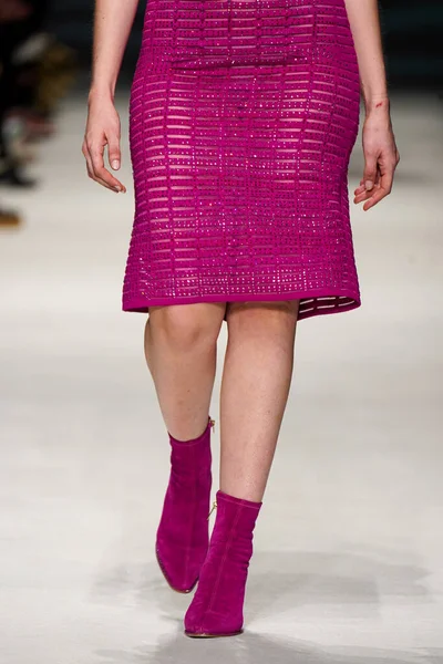 MİLAN, İTALYA - 24 Şubat 2022 'de Milano Moda Haftası / Kış 2023' te İtalya 'nın Milano kentinde düzenlenen Genny defilesinde bir model podyumda yürüyor..