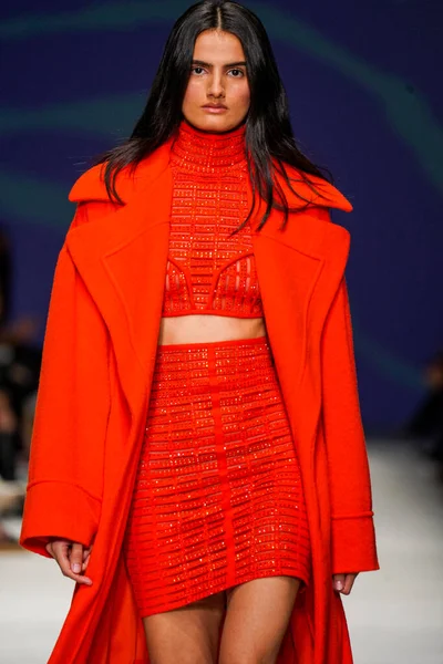 MİLAN, İTALYA - 24 Şubat 2022 'de Milano Moda Haftası / Kış 2023' te İtalya 'nın Milano kentinde düzenlenen Genny defilesinde bir model podyumda yürüyor..