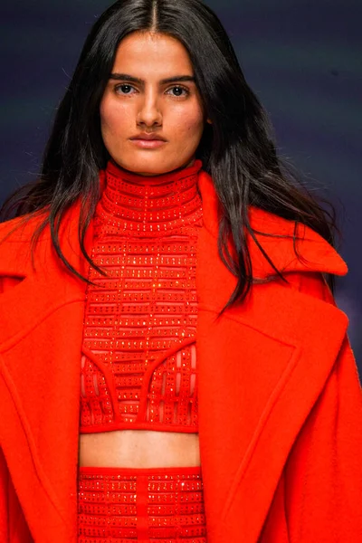 MİLAN, İTALYA - 24 Şubat 2022 'de Milano Moda Haftası / Kış 2023' te İtalya 'nın Milano kentinde düzenlenen Genny defilesinde bir model podyumda yürüyor..