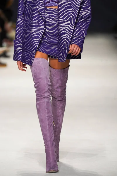 MİLAN, İTALYA - 24 Şubat 2022 'de Milano Moda Haftası / Kış 2023' te İtalya 'nın Milano kentinde düzenlenen Genny defilesinde bir model podyumda yürüyor..