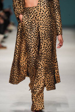 MİLAN, İTALYA - 24 Şubat 2022 'de Milano Moda Haftası / Kış 2023' te İtalya 'nın Milano kentinde düzenlenen Genny defilesinde bir model podyumda yürüyor..