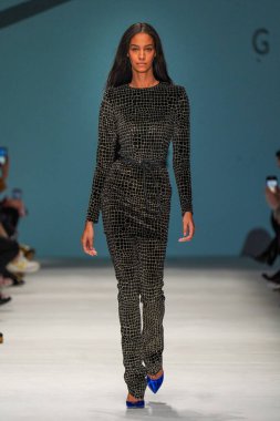 MİLAN, İTALYA - 24 Şubat 2022 'de Milano Moda Haftası / Kış 2023' te İtalya 'nın Milano kentinde düzenlenen Genny defilesinde bir model podyumda yürüyor..