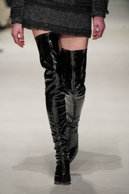 MİLAN, İTALYA - 24 Şubat 2022 'de Milano Moda Haftası / Kış 2023' te İtalya 'nın Milano kentinde düzenlenen Genny defilesinde bir model podyumda yürüyor..