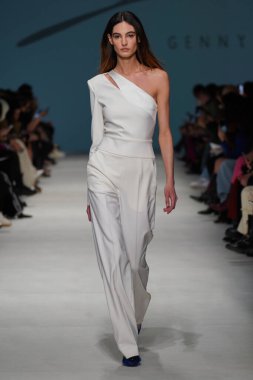 MİLAN, İTALYA - 24 Şubat 2022 'de Milano Moda Haftası / Kış 2023' te İtalya 'nın Milano kentinde düzenlenen Genny defilesinde bir model podyumda yürüyor..