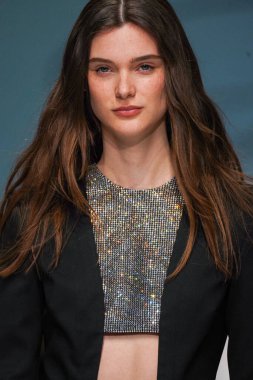 MİLAN, İTALYA - 24 Şubat 2022 'de Milano Moda Haftası / Kış 2023' te İtalya 'nın Milano kentinde düzenlenen Genny defilesinde bir model podyumda yürüyor..