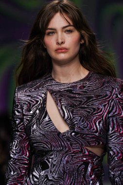 MİLAN, İTALYA - 24 Şubat 2022 'de Milano Moda Haftası / Kış 2023' te İtalya 'nın Milano kentinde düzenlenen Genny defilesinde bir model podyumda yürüyor..