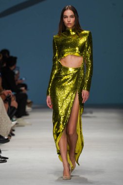 MİLAN, İTALYA - 24 Şubat 2022 'de Milano Moda Haftası / Kış 2023' te İtalya 'nın Milano kentinde düzenlenen Genny defilesinde bir model podyumda yürüyor..