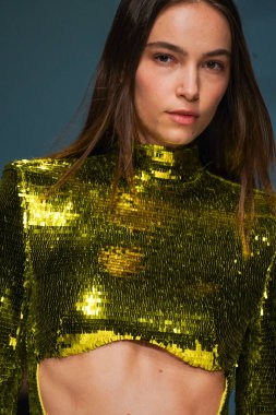 MİLAN, İTALYA - 24 Şubat 2022 'de Milano Moda Haftası / Kış 2023' te İtalya 'nın Milano kentinde düzenlenen Genny defilesinde bir model podyumda yürüyor..