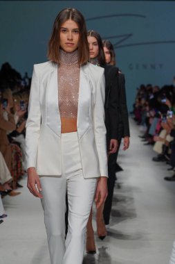 MİLAN, İTALYA - 24 Şubat 2022 'de Milano Moda Haftası / Kış 2023' te İtalya 'nın Milano kentinde düzenlenen Genny defilesinde modeller podyum finalinde yürür..