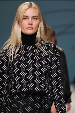 MİLAN, İTALYA - 24 Şubat 2022 'de Milano Moda Haftası / Kış 2023' te İtalya 'nın Milano kentinde düzenlenen Genny defilesinde modeller podyum finalinde yürür..