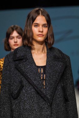 MİLAN, İTALYA - 24 Şubat 2022 'de Milano Moda Haftası / Kış 2023' te İtalya 'nın Milano kentinde düzenlenen Genny defilesinde modeller podyum finalinde yürür..