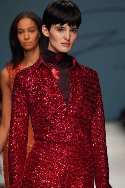 MİLAN, İTALYA - 24 Şubat 2022 'de Milano Moda Haftası / Kış 2023' te İtalya 'nın Milano kentinde düzenlenen Genny defilesinde modeller podyum finalinde yürür..