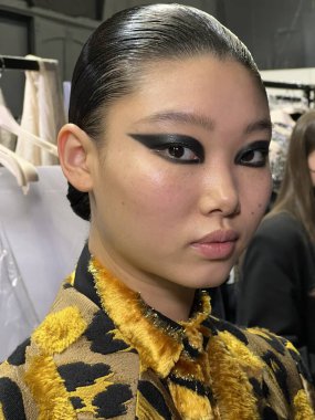 MILAN, ITALY - 23 Şubat 2022 tarihinde Milano Moda Haftası sırasında Roberto Cavalli defilesinde sahne arkasında poz veren bir model. 