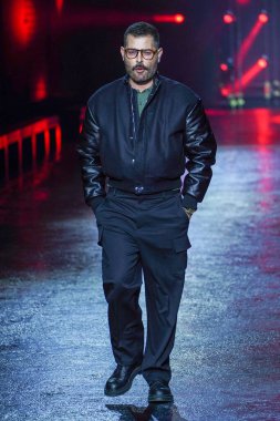 MILAN, İtalya - 23 Şubat: Moda tasarımcısı Fausto Puglisi Milan Moda Haftası / Kış 2022 'de Milan, İtalya' da düzenlenen Roberto Cavalli moda defilesinde podyumda yürüyor. 
