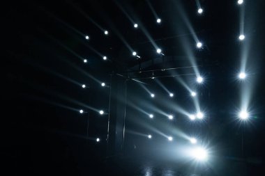 MILAN, ITALY - 23 Şubat 2022 tarihinde Milano Moda Haftası / Kış 2023 sırasındaki Roberto Cavalli moda gösterisindeki genel atmosfer. 
