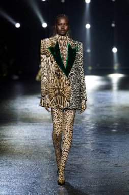 MILAN, İtalya - 23 Şubat 2022 'de Milan Moda Haftası / Kış 2023' te İtalya 'nın Milano kentinde düzenlenen Roberto Cavalli defilesinde Adut Akech podyumda yürüyor..