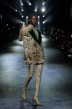 MILAN, İtalya - 23 Şubat 2022 'de Milan Moda Haftası / Kış 2023' te İtalya 'nın Milano kentinde düzenlenen Roberto Cavalli defilesinde Adut Akech podyumda yürüyor..