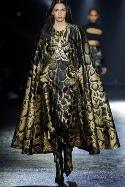 MİLAN, İTALYA 23 Şubat 2022 'de Milan Moda Haftası / Kış 2023' te İtalya 'nın Milano kentinde Roberto Cavalli defilesinde bir model podyumda yürüyor..