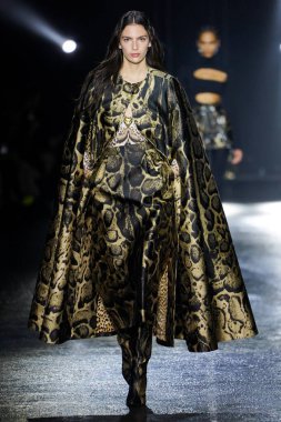 MİLAN, İTALYA 23 Şubat 2022 'de Milan Moda Haftası / Kış 2023' te İtalya 'nın Milano kentinde Roberto Cavalli defilesinde bir model podyumda yürüyor..