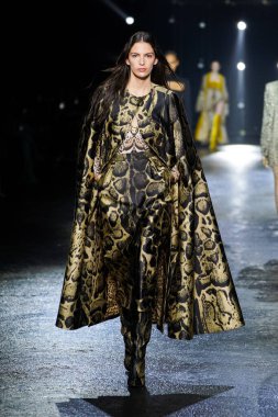 MİLAN, İTALYA 23 Şubat 2022 'de Milan Moda Haftası / Kış 2023' te İtalya 'nın Milano kentinde Roberto Cavalli defilesinde bir model podyumda yürüyor..