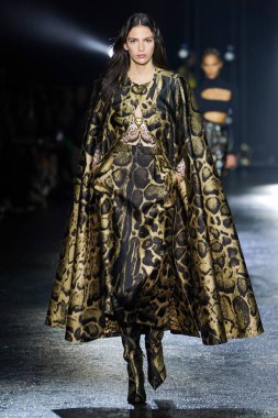 MİLAN, İTALYA 23 Şubat 2022 'de Milan Moda Haftası / Kış 2023' te İtalya 'nın Milano kentinde Roberto Cavalli defilesinde bir model podyumda yürüyor..