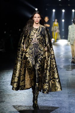 MİLAN, İTALYA 23 Şubat 2022 'de Milan Moda Haftası / Kış 2023' te İtalya 'nın Milano kentinde Roberto Cavalli defilesinde bir model podyumda yürüyor..