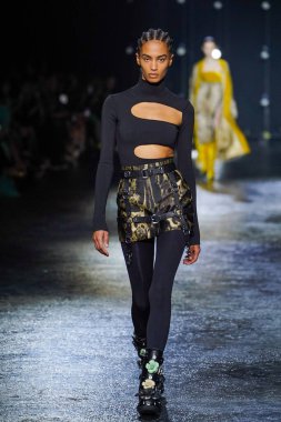 MİLAN, İTALYA 23 Şubat 2022 'de Milan Moda Haftası / Kış 2023' te İtalya 'nın Milano kentinde Roberto Cavalli defilesinde bir model podyumda yürüyor..