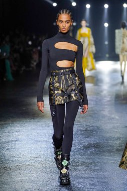 MİLAN, İTALYA 23 Şubat 2022 'de Milan Moda Haftası / Kış 2023' te İtalya 'nın Milano kentinde Roberto Cavalli defilesinde bir model podyumda yürüyor..