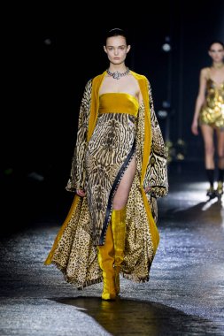 MİLAN, İTALYA 23 Şubat 2022 'de Milan Moda Haftası / Kış 2023' te İtalya 'nın Milano kentinde Roberto Cavalli defilesinde bir model podyumda yürüyor..