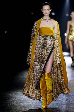 MİLAN, İTALYA 23 Şubat 2022 'de Milan Moda Haftası / Kış 2023' te İtalya 'nın Milano kentinde Roberto Cavalli defilesinde bir model podyumda yürüyor..