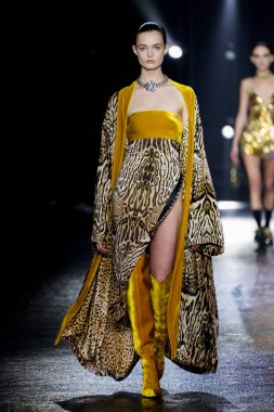 MİLAN, İTALYA 23 Şubat 2022 'de Milan Moda Haftası / Kış 2023' te İtalya 'nın Milano kentinde Roberto Cavalli defilesinde bir model podyumda yürüyor..