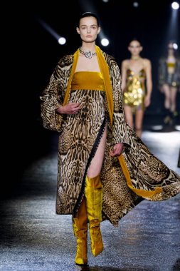 MİLAN, İTALYA 23 Şubat 2022 'de Milan Moda Haftası / Kış 2023' te İtalya 'nın Milano kentinde Roberto Cavalli defilesinde bir model podyumda yürüyor..