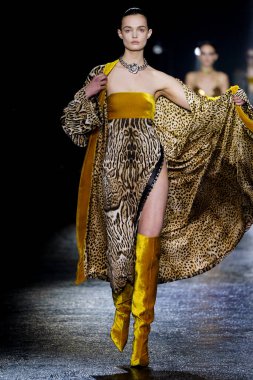 MİLAN, İTALYA 23 Şubat 2022 'de Milan Moda Haftası / Kış 2023' te İtalya 'nın Milano kentinde Roberto Cavalli defilesinde bir model podyumda yürüyor..