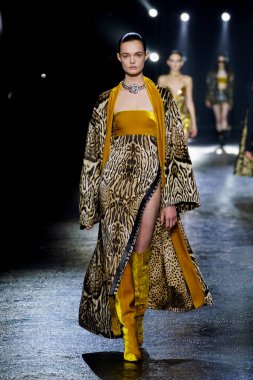 MİLAN, İTALYA 23 Şubat 2022 'de Milan Moda Haftası / Kış 2023' te İtalya 'nın Milano kentinde Roberto Cavalli defilesinde bir model podyumda yürüyor..