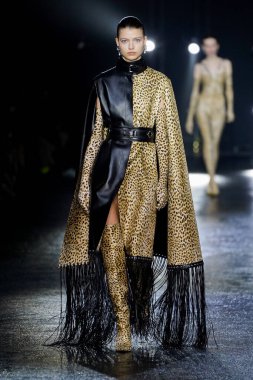 MİLAN, İTALYA 23 Şubat 2022 'de Milan Moda Haftası / Kış 2023' te İtalya 'nın Milano kentinde Roberto Cavalli defilesinde bir model podyumda yürüyor..