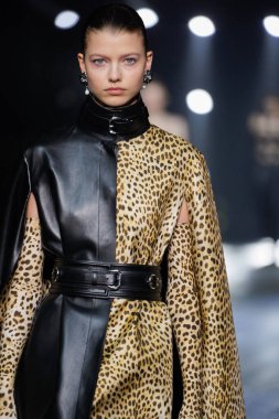 MİLAN, İTALYA 23 Şubat 2022 'de Milan Moda Haftası / Kış 2023' te İtalya 'nın Milano kentinde Roberto Cavalli defilesinde bir model podyumda yürüyor..