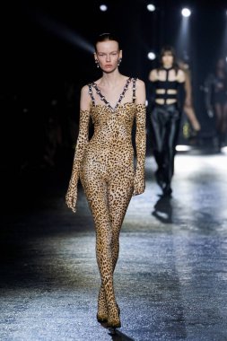 MİLAN, İTALYA 23 Şubat 2022 'de Milan Moda Haftası / Kış 2023' te İtalya 'nın Milano kentinde Roberto Cavalli defilesinde bir model podyumda yürüyor..