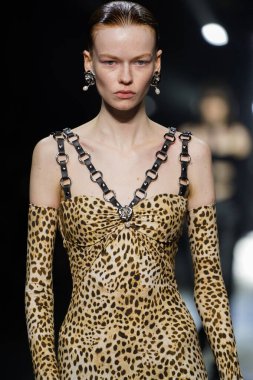 MİLAN, İTALYA 23 Şubat 2022 'de Milan Moda Haftası / Kış 2023' te İtalya 'nın Milano kentinde Roberto Cavalli defilesinde bir model podyumda yürüyor..